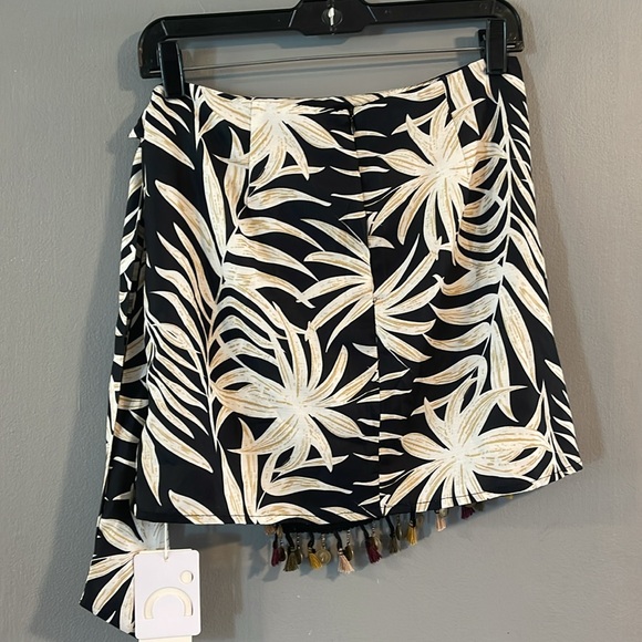 Commense Black and Cream Floral Swim Sarong - Picture 9 of 11